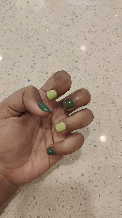 green nail polish 💅= green flag vibe